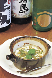 壷(つぼ)焼きカマンベール756円。とろーりと焼けたチーズとハチミツがベストマッチ