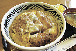 かつ丼800円(みそ汁、漬け物付き)