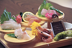 「今日の獲れたて鮮魚のおまかせ刺身」(1500円~)