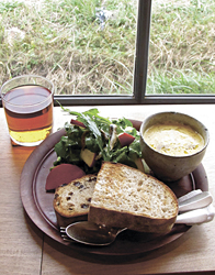 この日のランチ。自家製アンチョビとクレソンのサラダ、カボチャのポタージュ、パンの盛り合わせ、農薬を使わずに育てた紅茶