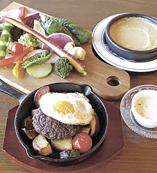 手前は鹿とイノシシ肉のハンバーグ「ベジビエバーグ」2138円。奥は 旬菜バーニャカウダ」1490円。熱々の特製ソースをつけて(いずれもディナーメニュー)