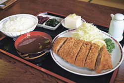 野菜の甘味がきいたラーメンスープもおいしい「とんかつ定食」(950円)