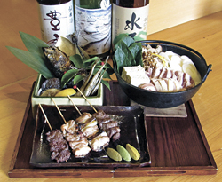 (手前から時計回りに)おまかせ4本串(1260円)、富山直送の干物各種(各690円~)、軍鶏(シャモ)白湯鍋(1人前2490円。写真は2人前)