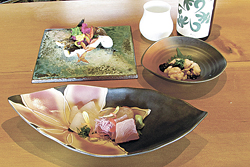 4320円のコースの中の一例。刺し身(マトウダイ、クロダイ、ブリ)、ヤツメの炭火焼き、小鉢(マダラの白子)