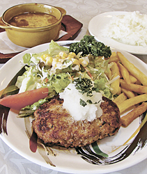 「和風おろしハンバーグ」(パンかライス付き)と、「オニオングラタンスープ」(奥)