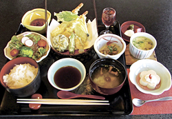 花かご御膳(1500円)。食前酒(ノンアルコールも用意)からデザートまで豪華
