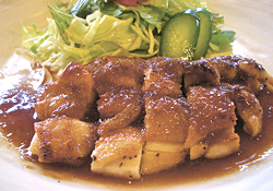 ランチ限定の「チキンジンジャー」(ご飯、みそ汁、飲み物付きで880円)
