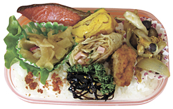 「母の愛情弁当」は回収容器でも販売。中サイズ430円