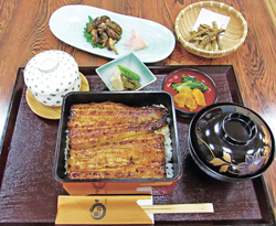 うな重「松」と「きも焼」(奥の水色の皿)