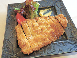 ダボス牧場の中ヨークシャー豚のカツレツ。夜は単品で提供(2160円)