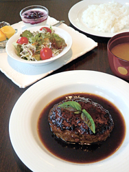 日替わりランチのハンバーグセット。飲み物などいろいろ付いて800円