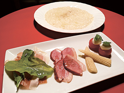 前菜盛り合わせ(手前)とチーズリゾット