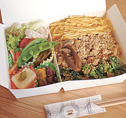 お弁当の一例「鶏そぼろ弁当」(800円)。見た目も美しい