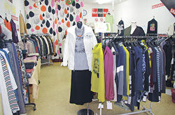 個性的な服が並ぶ店内