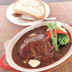 「ことこと煮込みのデミグラスソースハンバーグ」とパンのセット(1540円)