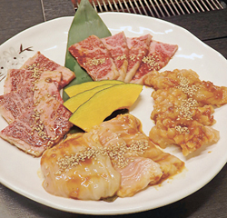 (手前から時計回りに)「テッチャン」(1人前540円)「上カルビ」(同734円)「上リブロースかぶり」(同)「上ミノ」(同626円)