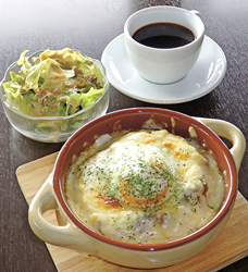 ランチの「温玉カレードリア」。温玉効果でピリ辛カレーがまろやかに