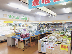 旬の野菜や手作りの加工品でいっぱいの店内