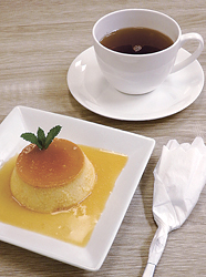 ブラジルのプリンと、香ばしくてほのかに甘いお茶「マテ」(セットで720円)