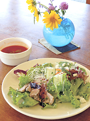 「本日のシェフ'Sランチ」(900円)。この日は「ケメケメ」の北欧風オープンサンドと、ビーツ入りごろごろ野菜のスープ