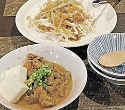 「牛モツ煮込み」(手前)と「根菜サラダ」(627円)
