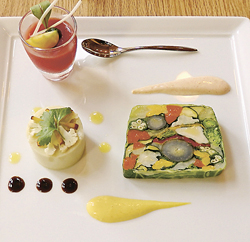 14種の野菜を使ったテリーヌ(手前右)とカリフラワーのムース(同左)、トマトジュレ(奥)