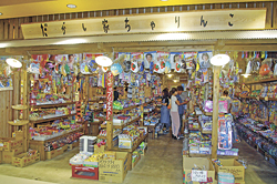 縁日を思わせるレトロな店舗