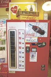 懐かしのビン入りジュースの自販機(1本110円)