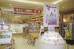 多種多様な印鑑や表札が並ぶ