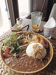 ボリュームのあるランチメニュー「本日のカレー」(スパイシーカレープレート)