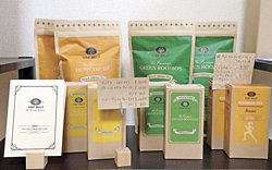 施術の前後にサービスしているお茶「グリーンルイボスティー」と「ハニーブッシュティー」の葉茶の販売を、お客のリクエストで始めた。各900円~