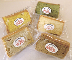 (手前左から時計回りに)秋冬限定の「さつまいも」と「かぼちゃ」、定番の「抹茶」「プレーン」「紅茶」。各250円