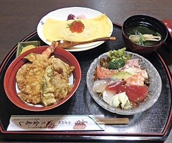 人気メニューの「オムライス寿司」「えび天丼」「すしサラ」のセット(1980円)