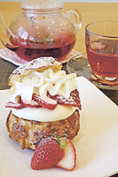 「いちごとクリームのシューケーキ」と、オリジナルハーブティー(いちごのシロップ添え。単品で702円)※飲み物は、スイーツや食事と一緒に頼むと100円引き