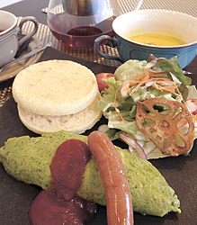 「オムレツモーニンググリーン」(810円)。美しい緑はホウレン草の色