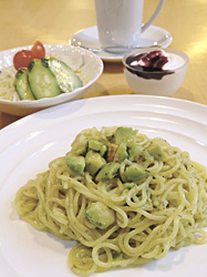 生パスタ「アボカドのバジルソース味」のランチセット(1000円)