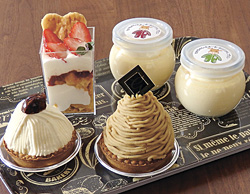 (手前右から時計回りに)「モンブラン」、「花豆モンブラン」、自家製ジャム入りの「こうみぱふぇ」(432円)、「おりじなるプリン」