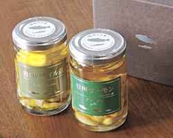 (左から)「岩魚(イワナ)のオイル煮」と「信州サーモン アヒージョ」(各972円)