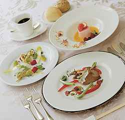4月の「おいしい信州ふーど(風土)らんち」。メイン料理は「春カツオの瞬間燻(くん)製 桜の香り 県内産のこごみ添え 生姜醤油ソース」。ちなみに肉料理は「信州ポークのフィレ肉 桜の葉包み」