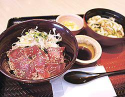 「一本釣り鰹丼と潮彩うどん」