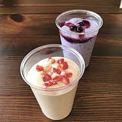 「飲むお豆腐プレミアム」の「イチゴ」(手前)と「ブルーベリー」