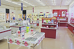 豊富な種類のメガネやサングラスが並ぶ店内