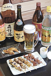 「おまかせ盛り5本」(手前)と「とり皮ギョウザ」