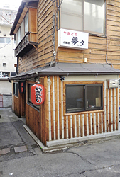 昨年8月に開店。路地から少し奥まった場所にある