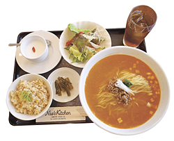 タンタンメンと半チャーハンのセット。ボリュームたっぷりのBランチ