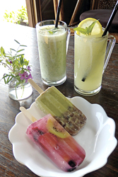 (手前から時計回りに)フローズンフルーツバーの「ミックスフルーツ」と「抹茶小豆」(各350円)、「グリーンスムージー」「レモンシャーベットジュース」(各400円)