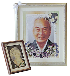 影額の注文は手前の額(230×180ミリ)で8500円~、大きな額(410×340ミリ)で1万5000円~