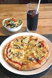 きのこのピザ(サラダ付きで1000円)とアイスコーヒー(400円)