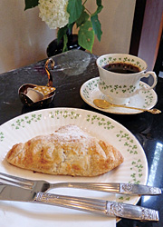 「アナベラセット」。アップルパイとコーヒー。ケーキは全て自家製