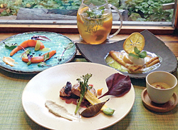 ランチコースの一例。コーヒーか紅茶、パンが付く。(グラスの飲み物はオーガニックデトックスティー モーヒート 486円)